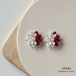 つまみ細工の一輪ピアス／イヤリング(白×赤)
