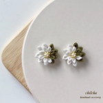 つまみ細工の一輪ピアス／イヤリング(白×抹茶)