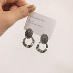 アンティークフラワーコンチョ×変形フープチタンピアス 