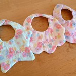 名前入り お色と形が選べる花柄スタイ ～パープル ピンク ブルー 女の子 もくもく 星～ 刺繍