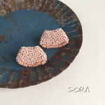 小さなビーズ刺繍のピアス(ダスティピンク)