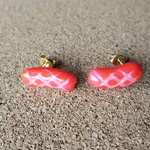 赤いウインナーの ピアス