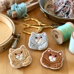 香箱座り猫・刺繍ブローチ（ベージュ）
