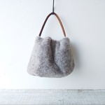 小ぶりなサイズのショルダーバッグ　チャコールグレーのフェイクファー    