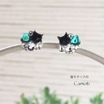猫とハートの小ぶりなピアス（黒猫・グリーン）