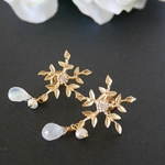 雪の結晶×レインボームーンストーンのピアス　冬モチーフ　クリスマス