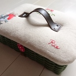 ヤドリギ刺繍の小物入れ
