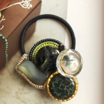ヴィンテージボタンとビーズ刺繍のヘアゴム(darkgreen)