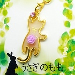 オルゴナイト　白い猫ちゃんの悪戯ストラップ（ラベンダーカラーのアクリルバラ）