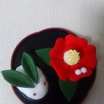 ちりめん  雪椿と雪うさぎ  置き物