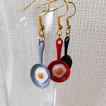 目玉焼き入りフライパンピアス