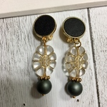 おおぶり レザーボタンとアンティークビーズのイヤリング