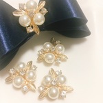 4個　リーフ　貼り付け　カボション　パールビジュー　ゴールド　シルバー　パーツ　素材　材料　金具　メタルパーツ　ピアス　イヤリング　リボンセンターパーツ　アクセサリー　ストーン付き 