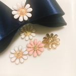フラワーモチーフ　花　ピンク　白ホワイト　貼り付け　カボション　パーツ　素材　材料　金具　メタルパーツ　ピアス　イヤリング　リボンセンターパーツ　アクセサリー　資材　りぼん　キラキラ　ストーン付き　