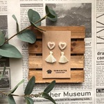 刺繍とビーズ刺繍の耳飾り（ホワイトハートタッセル）