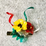 黄色と赤い花のブローチ