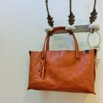 ワンウォッシュレザーのシンプル横型手提げバッグ＊キャメル牛革