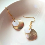 シェルとラウンドプレートのピアス/樹脂ピアス/ノンホールピアス