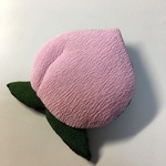 桃のブローチ
