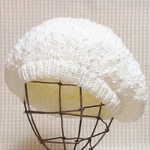 スノーフレーク❄️みたいなモールヤーン引き揃えのホワイトベレー帽🐏