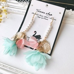 花びらタッセルのピアス（イヤリング）green&pink