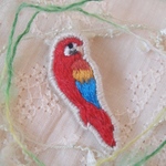 アカコンゴウインコインコ刺繍ブローチ
