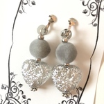 グレーのフロッキー×シルバーのハート❤️イヤリング