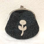【送料無料】ミナペルホネン ボヌール刺繍付き ウールのハンドメイド  がま口