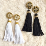 ビーズ刺繍とタッセルのイヤリング／ピアス