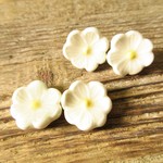 白いお花のピアス／イヤリング ※チタンポスト
