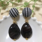 チェックカボションとマーブルビーズのピアス（黒）