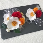 人気椿とかすみ草の髪飾り   チュール付き