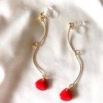 赤い花びらイヤリング・ピアス