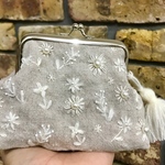 白の刺繍がま口のポーチ♪