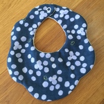 new!! ふわふわもくもくスタイ  ランダムドットに小さい蝶 ネイビー