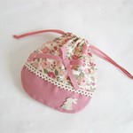 かわいいリボンとうさぎを付けた花柄ミニ巾着袋（ピンク）
