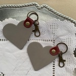 革のハートキーホルダーグレー系二個組9