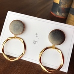 タイルとフープのシックなピアス