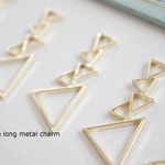 New！１０個★トライアングルシャンデリア　ゴールドメタルチャーム