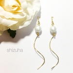 螺旋とマットパールのピアス