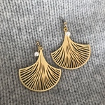 流線が綺麗な透かしピアス
