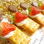 *限定再々販*バッグチャーム(クリームサンドビスケット×王冠チョコレート×鍵)12センチ