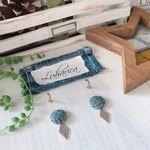 200 ブルーグレーのツイードカボションと革張りパーツのピアス  ルハリカ