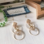 209  つや消しゴールドスクエアカボションとリングのゴージャスピアス