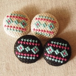 送料無料 刺繍ピアス クロスステッチ くるみボタンピアス イヤリング、ブローチ、ヘアゴムに変更可