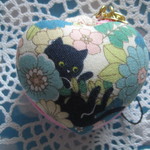 ハート形マカロンケース　(お花の中から黒猫さん　水色)