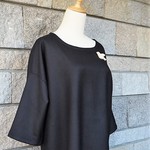 ゆったり　ウールストレッチギャバ　ブラック北欧バードブローチ付き　ゆったり肩落ちワンピース