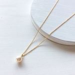 本真珠：pearl necklace