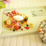 果実たっぷり華やかパンケーキのアクセサリートレイ