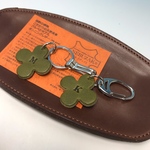 幸運を呼ぶ🍀四つ葉のクローバキーホルダー【両面グリン】栃木レザーヌメ革の風合い「名入れ無料」